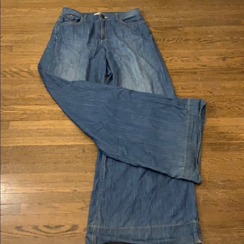 Alice + Olivia wide leg comfy jeans. Size 30